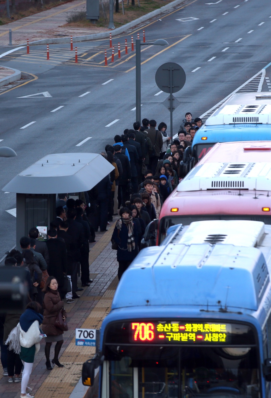 내년부터 출퇴근길 사고와 관련한 산업재해 인정 범위가 확대된다. 경기도 파주시 운정 시민들이 이른 아침 서울로 출근하기 위해 광역버스을 기다리고있다. 정용일 기자 yongil@hani.co.kr