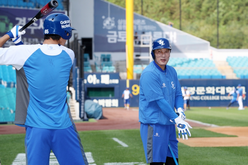 류중일 전 삼성 감독은 “2 0대의 이승엽이나 40대의 이승엽이나 한결같다”며 “일찍 경기장에 나와서 훈련하고는 했다”고 말했다. 이승엽 선수가 연습 도중 후배 선수와 밝게 웃으며 이야기하고 있다. 대구/강재훈 선임기자 khan@hani.co.kr