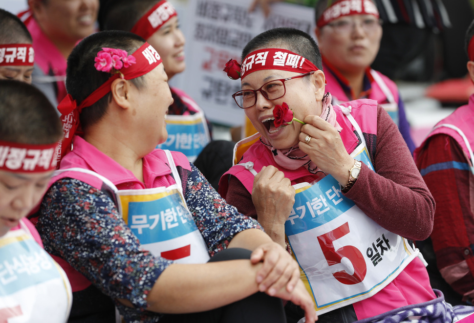 전국학교 비정규직 노동조합 조합원들이 추석 연휴가 시작된 1일 오전 서울 종로구 서울시교육청 앞에서 지역조합원이 보내온 장미를 머리에 꽂고 활짝 웃고 있다. 학교비정규직 노조 관계자는 "지역의 한 조합원이 장미가 시들기 전에 학교비정규직 문제가 해결되기를 바라며 보냈다"고 설명했다. 박종식 기자 anaki@hani.co.kr