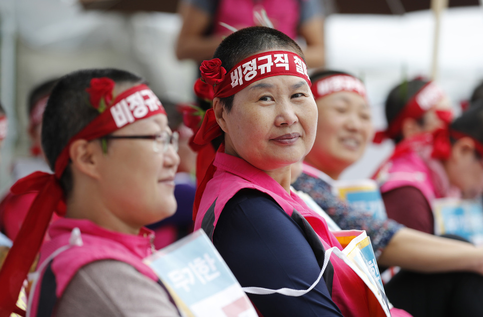전국학교 비정규직 노동조합 조합원들이 추석 연휴가 시작된 1일 오전 서울 종로구 서울시교육청 앞에서 머리에 장미를 꽂고 무기한 단식 농성을 하고 있다. 학교비정규직 노조 관계자는 "지역의 한 조합원이 장미가 시들기 전에 학교비정규직 문제가 해결되기를 바라며 보냈다"고 설명했다. 박종식 기자 anaki@hani.co.kr