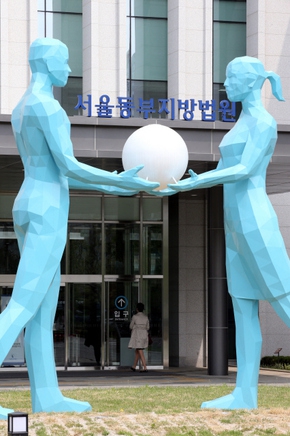 지난 4월 25일 서울 송파구 문정동 서울동부지방법원 민원실로 민원인들이 드나들고 있다. 김태형 기자 xogud555@hani.co.kr