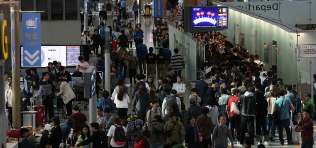 역대 최장 추석연휴 시작을 하루 앞둔 29일 오전 국외로 떠나는 시민들이 인천국제공항 출국장을 가득 메우고 있다. 인천공항/김정효 기자 hyopd@hani.co.kr