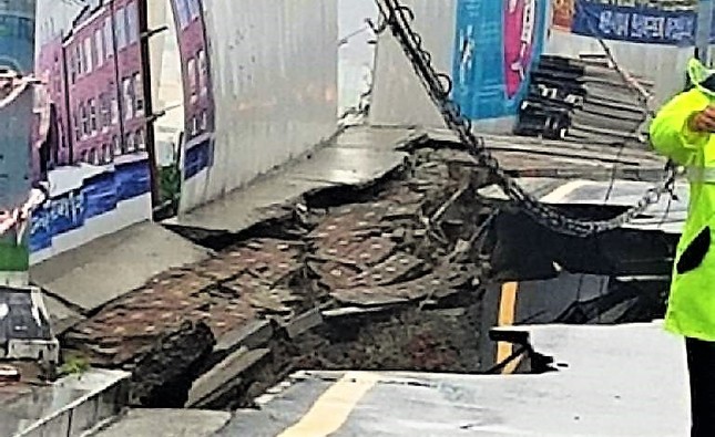 2일 새벽 부산 서구 서대신동 산복도로 부근 지하에 매설된 상수도관이 파열되면서, 일부 도로가 내려앉았다. 부산 서구청 제공