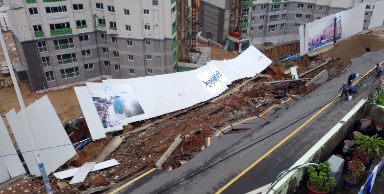2일 오전 밤새 비가 내린 부산에서 서구 산복도로 일부가 유실돼 교통이 통제되고 수돗물 공급이 끊겼다. 서대신 재개발 7구역 뒤편 도로가 무너져 내린 모습. 2017.10.2 연합뉴스