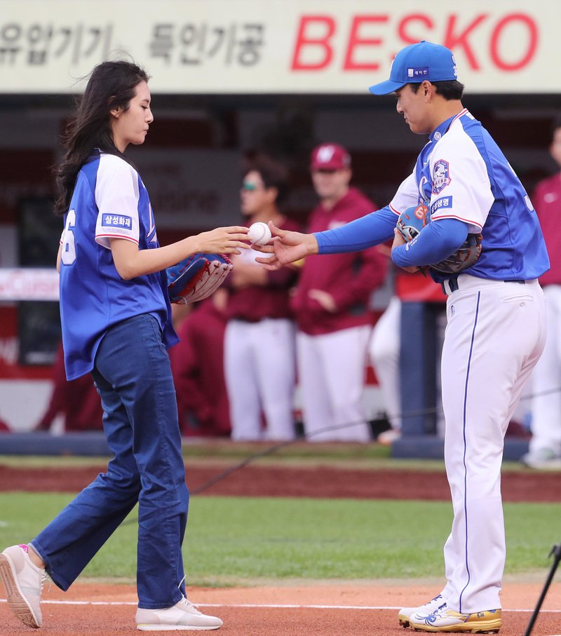 3일 오후 대구 삼성라이온즈파크에서 열린 2017 KBO리그 삼성 라이온즈와 넥센 히어로즈 경기에 앞서 삼성 이승엽이 아내 이송정이 던진 시구 공을 건네주고 있다. 삼성 라이온즈 제공
