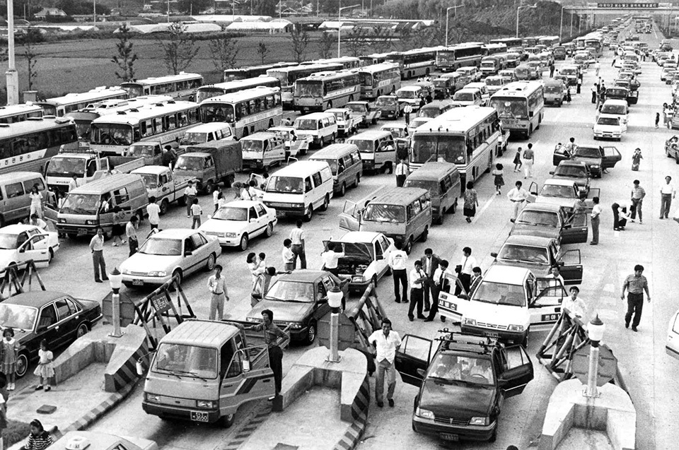 한꺼번에 몰린 귀성객들로 주차장이 된 1989년 경부고속도로 궁내동 톨게이트 모습. 연합뉴스