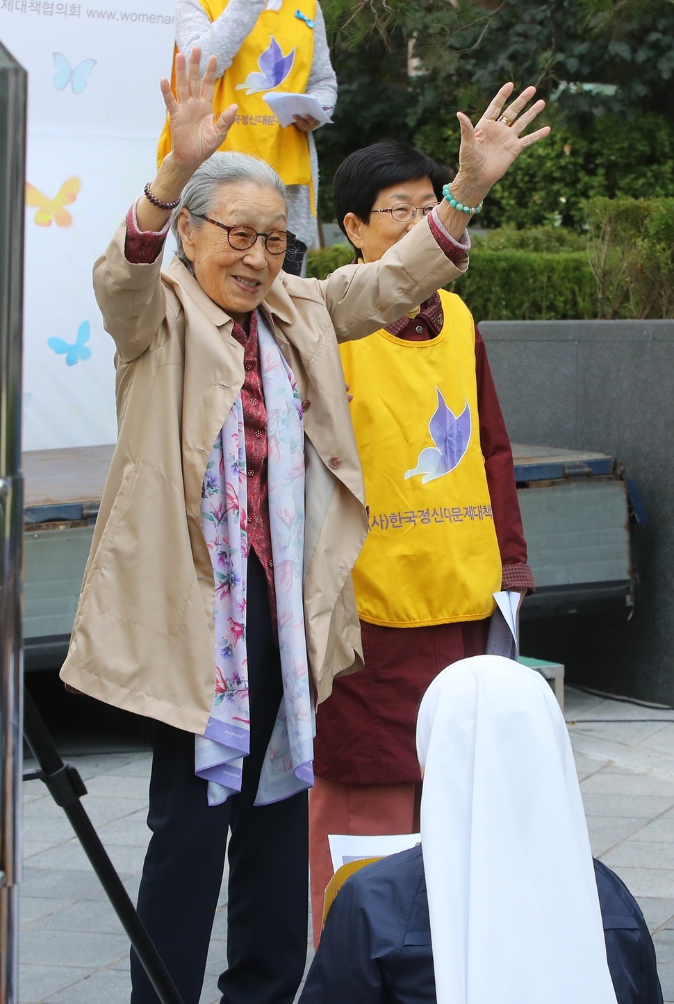 추석인 4일 오전 서울 종로구 중학동 옛 일본대사관 앞에서 열린 1303차 일본군 성노예제 문제 해결을 위한 정기 수요시위에서 김복동 할머니가 시위 참가자들에게 손을 흔들고 있다. 연합뉴스