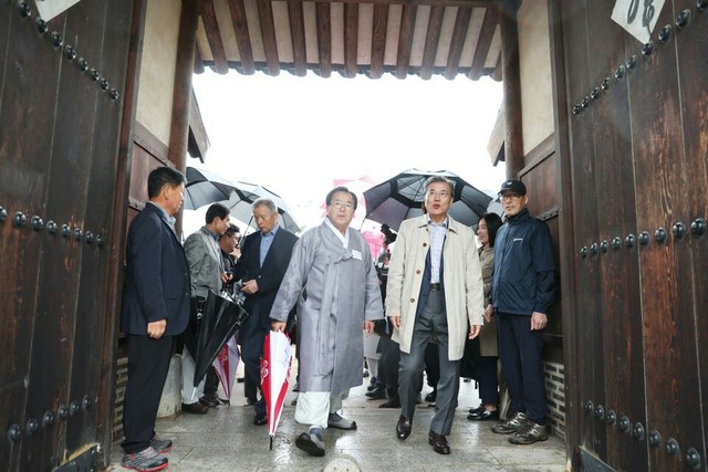6일 문재인 대통령이 경상북도 안동 하회마을을 찾았다. 청와대 제공
