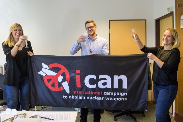 6일 스위스 제네바에 위치한 ‘핵무기 폐기 국제운동’(ICAN) 본부에서 베아트리스 핀 사무총장(맨 왼쪽) 등 이 단체 활동가들이 샴페인을 들고 핵무기 폐기 국제운동의 2017년 노벨 평화상 수상을 자축하고 있다. 제네바/EPA 연합뉴스