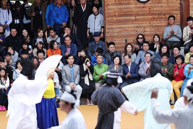 문재인 대통령이 6일 안동 하회마을에서 열린 별신굿 탈놀이를 군중 속에서 관람하고 있다. 청와대 제공