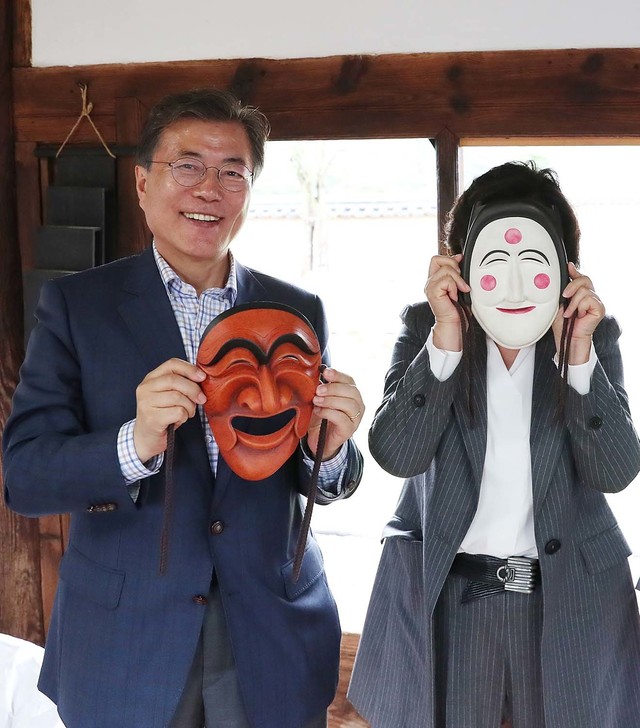 경북 안동 하회마을을 방문한 문재인 대통령 부부는 류왕근 하회마을보존회 이사장으로부터 ‘하회 양반탈’과 ‘각시탈’을 선물받았다. 청와대 제공