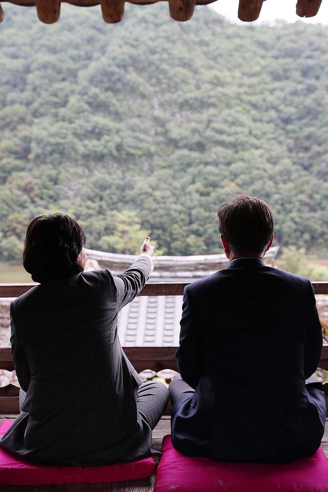 6일 문재인 대통령과 김정숙 여사가 병산서원 만대루 누각에 앉아 전경을 바라보고 있다. 청와대 제공.