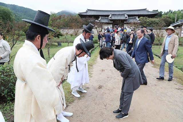 6일 문재인 대통령과 김정숙 여사가 병산서원을 찾아 종친들에게 인사하고 있다. 청와대 제공.