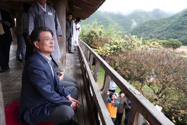 6일 경상북도 안동 하회마을을 찾은 문재인 대통령이 병산서원 만대루 누각에 앉아 전경을 바라보고 있다. 청와대 제공