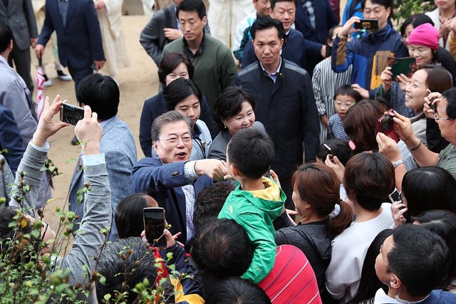 6일 경상북도 안동 하회마을을 찾은 문재인 대통령 부부가 마주친 시민들과 인사를 나누고 있다. 청와대 제공