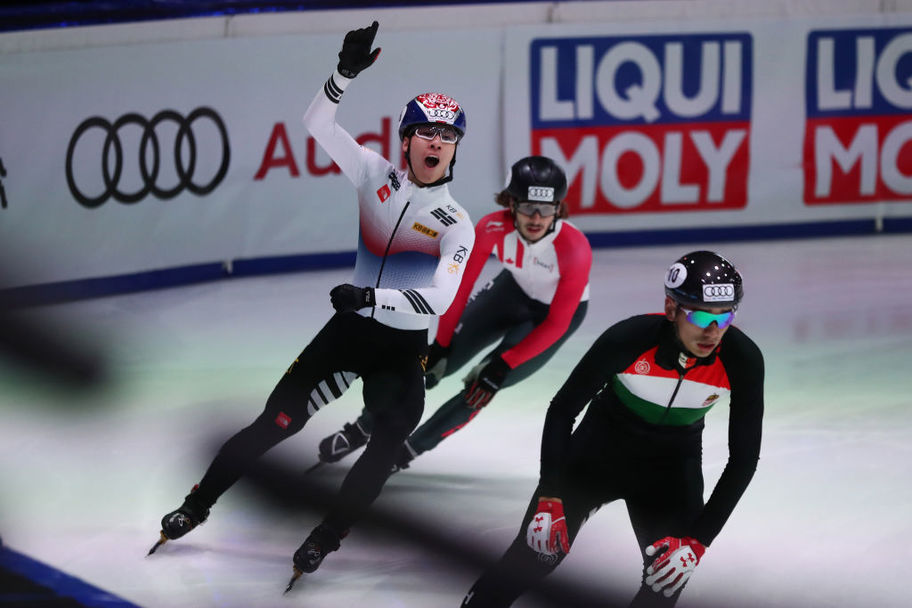 황대헌이 남자 1500m 결선에서 금메달을 따낸 뒤 환호하고 있다. 국제빙상경기연맹(ISU) 누리집