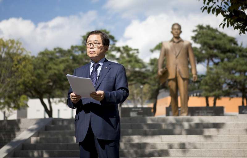 남유진 구미시장이 4일 경북 구미시 상모동 박정희 전 대통령 동상 앞에서 ‘추석명절을 맞이하여 박정희 대통령의 영전에 고하는 글’을 읽고 있다. 남 시장 뒤로 박 전 대통령의 동상이 흐릿하게 보인다. 구미시 제공