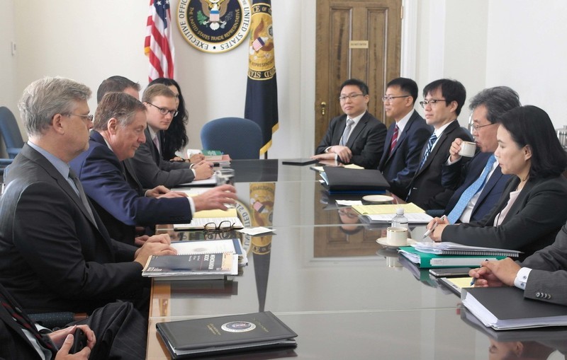 지난 10월4일(현지시각) 미국 워싱턴에 있는 미 무역대표부(USTR)에서 김현종 산업통상자원부 통상교섭본부장과 로버트 라이트하이저 미국 무역대표부 대표를 비롯한 양국 협상 대표단이 참석한 가운데 제2차 한미 에프티에이(FTA) 공동위원회 특별회기가 열리고 있다. 산업부 제공