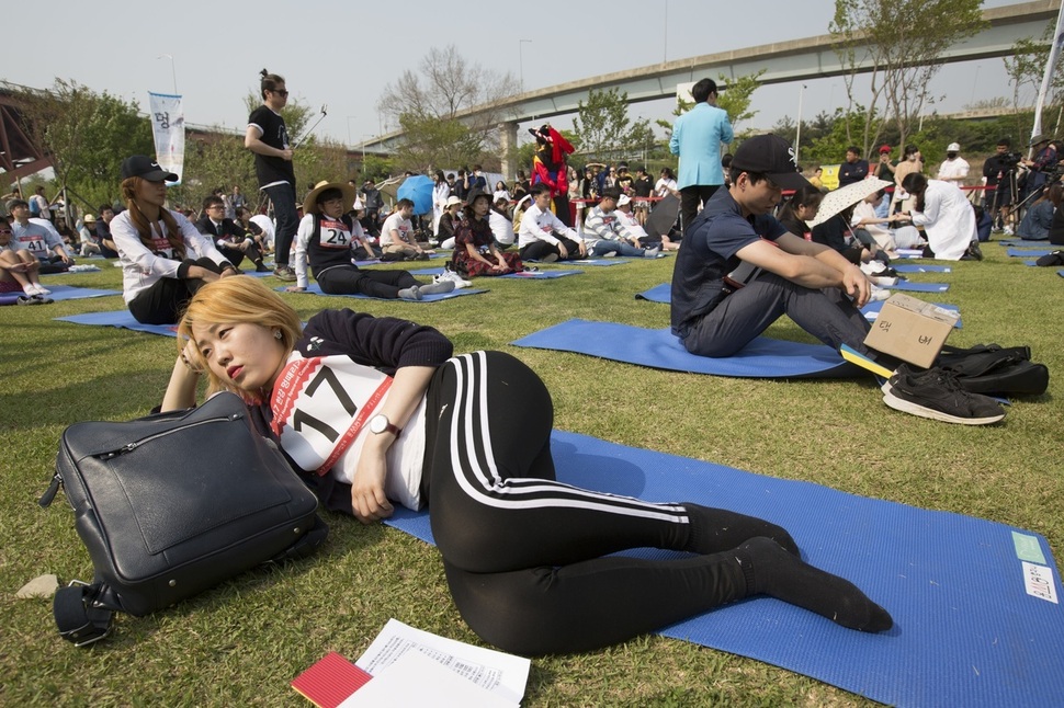 빈둥거리면서 멍하게 딴생각하는 능력은 이제 누가 누가 더 잘하나를 겨루는 대회에서나 구경할 수 있는 ‘레어템’이 됐다. ‘한강 멍때리기 대회’가 지난 4월30일 오후 서울 마포구 망원한강공원에서 열려 참가자들이 경기를 펼치고 있다.  김성광 기자 flysg2@hani.co.kr