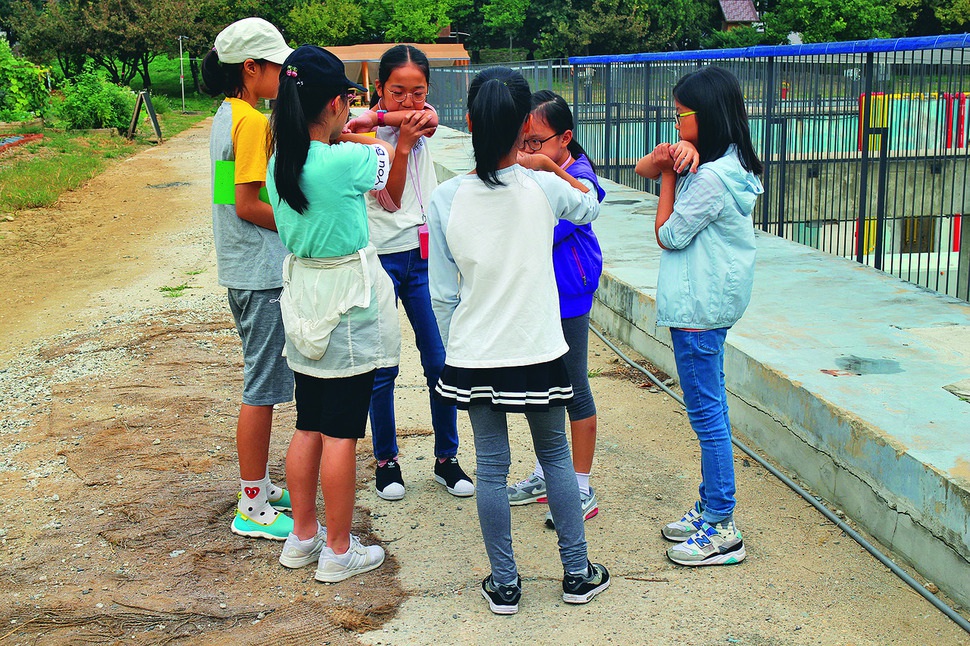 지난달 27일 서울 양천구 서서울예술교육센터 프로그램 ‘소리야 놀자’에 참여한 학생들이 입에 팔을 대고 불며 방귀 소리를 흉내 내고 있다.