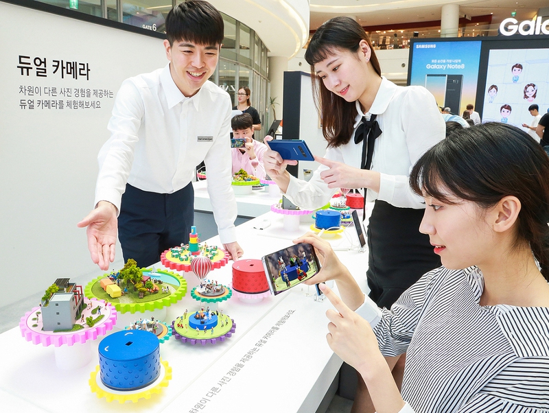 국내의 단말기 평균 판매가격이 해외보다 두배 이상 높은 것으로 나타났다. 사진은 삼성전자의 갤럭시 노트8 사전체험 행사장 모습.  삼성전자 제공