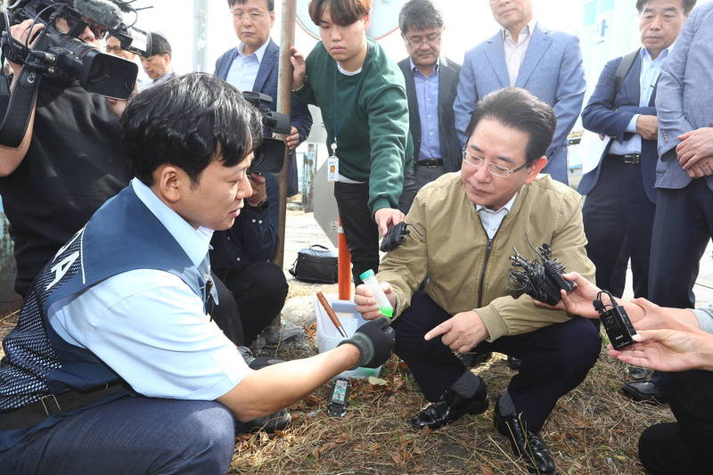 지난 5일 김영록 농림축산식품부 장관이 붉은불개미 조사가 이뤄지는 인천항을 찾아 방역 상황을 점검하고 있다. 농림축산식품부 제공.