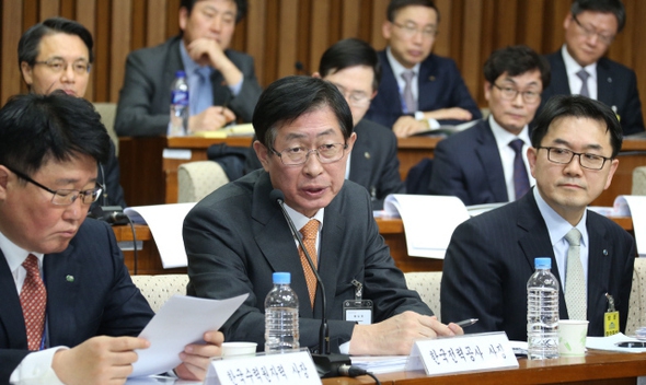 한국전력공사 조환익 사장(가운데). 사진은 조 사장이 지난 2015년 2월 23일 국회에서 열린 ‘정부 및 공공기관 등의 해외자원개발 진상규명을 위한 국정조사특별위원회’에 기관 증인으로 출석해 의원들의 질의에 답하는 모습이다. 이정우 선임기자 woo@hani.co.kr