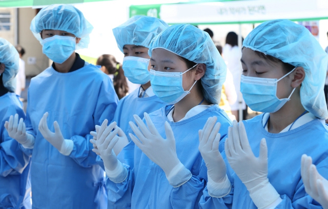 승자 독식 사회인 대한민국에서는 아이들이 자신의 적성이나 흥미에 따라 직업을 선택하기 어려운 구조다. 아이들도 이과에서 공부를 잘하면 의대를 가고, 문과 전교 1등은 법대를 가야 하는 줄로 안다. 사진은 지난 4월 서울 마포구 성산동 월드컵공원 평화의 광장에서 열린 진로박람회에 참가한 청소년들이 외과의사 체험을 하고 있는 모습이다. 김정효 기자 hyopd@hani.co.kr