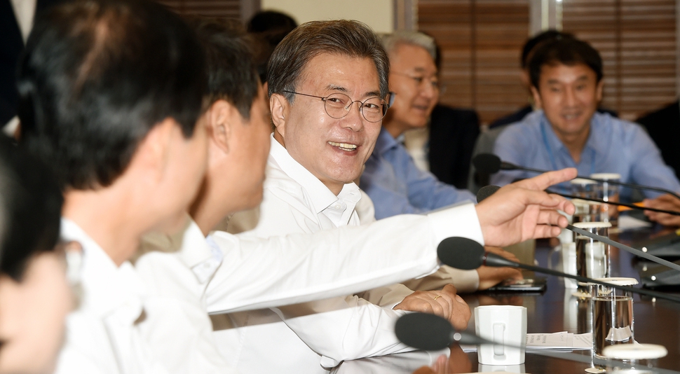 문재인 대통령이 10일 오전 청와대 여민관에서 열린 수석보좌관회의에서 환담 하고 있다. 청와대사진기자단