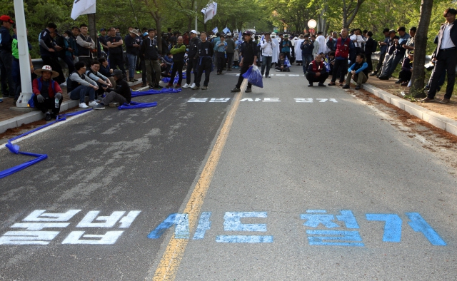 사드 장비가 기습 배치된 지난 4월27일 경북 성주 주민과 시민단체 회원들이 소성리에서 행진하는 모습. 정용일 기자 yongil@hani.co.kr