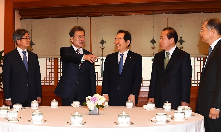 청 “헌재 당분간 김이수 대행체제로”…야, 즉각 철회 요구