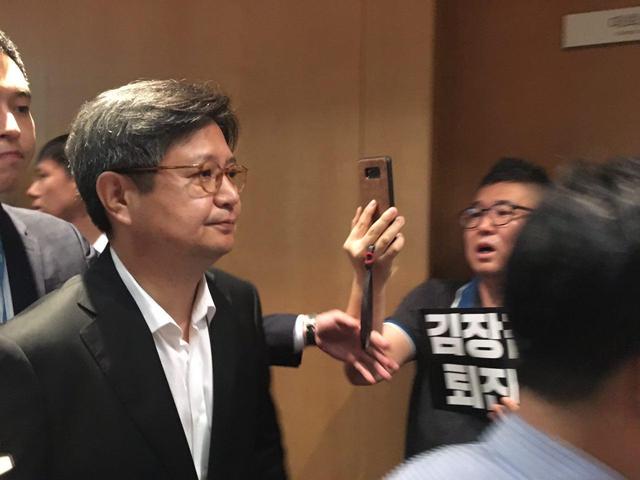 지난 8월23일 서울 마포구 상암동 문화방송 사옥에서 김장겸 사장이 ‘사장 퇴진’을 요구하는 손팻말을 든 조합원 앞을 지나쳐 확대간부회의에 참석하러 이동하고 있다. 전국언론노동조합 문화방송본부 제공