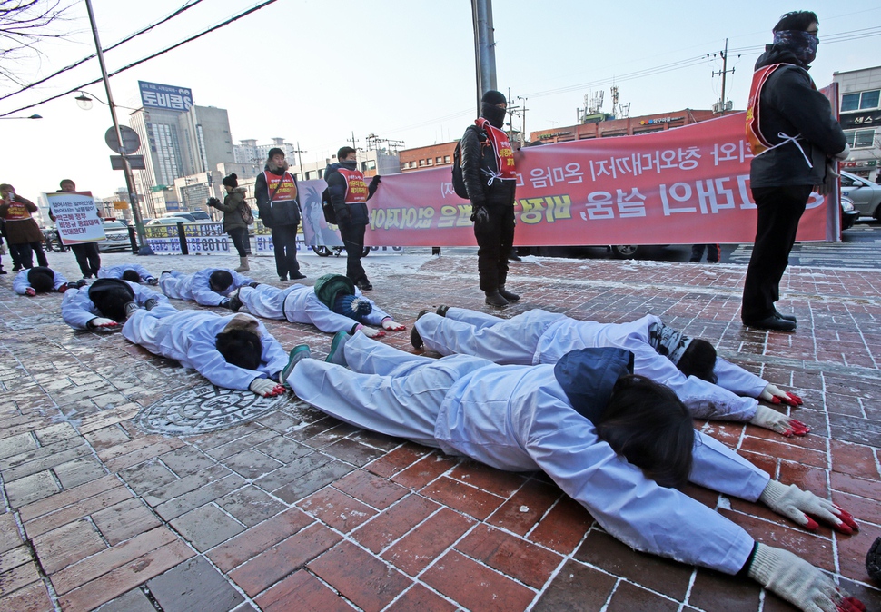 금속노조 기륭전자분회가 22일 오전 서울 동작구 신대방동 기륭전자 농성장을 정리하고 비정규직 법.제도 폐기를 선언하는 기자회견을 가진뒤 정리해고,비정규직 없는 세상을 요구하는 '오체투지' 행진을 청와대까지 하고 있다. 이정용 선임기자 lee312@hani.co.kr