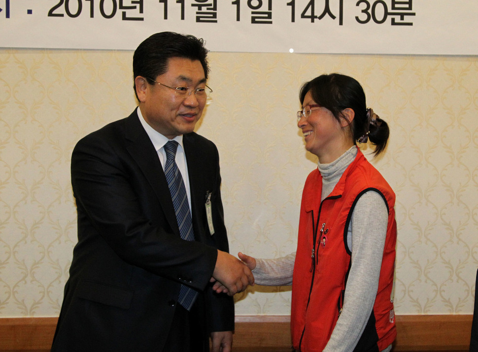 2010년 11월1일 김소연(오른쪽) 금속노조 기륭전자 전 분회장이 정규직 전환 합의 이후 기륭전자 관계자와 악수하고 있다.