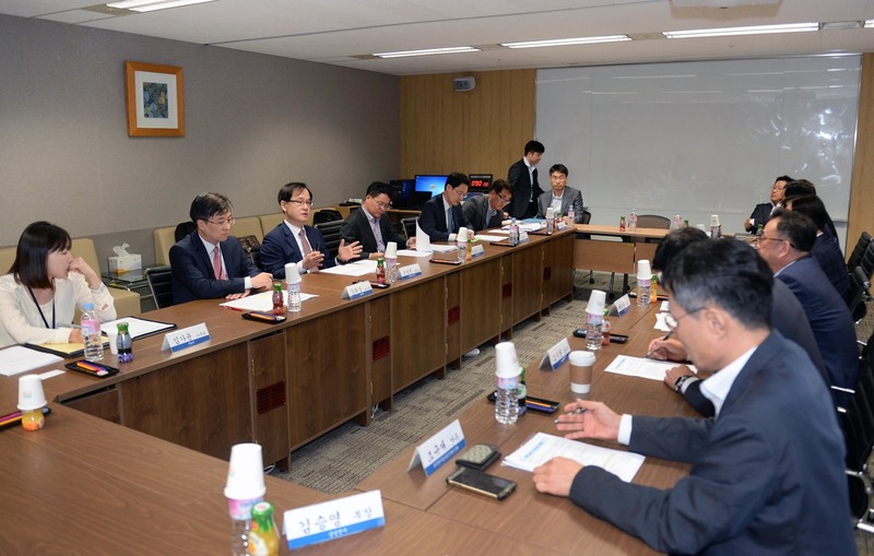 11일 서울 대한상의 중회의실에서 외교부(수입규제대책반), 삼성전자, LG전자, 산업부 관계자 등이 참석한 가운데 ‘세탁기 세이프가드 민관합동 대책회의’가 열리고 있다.