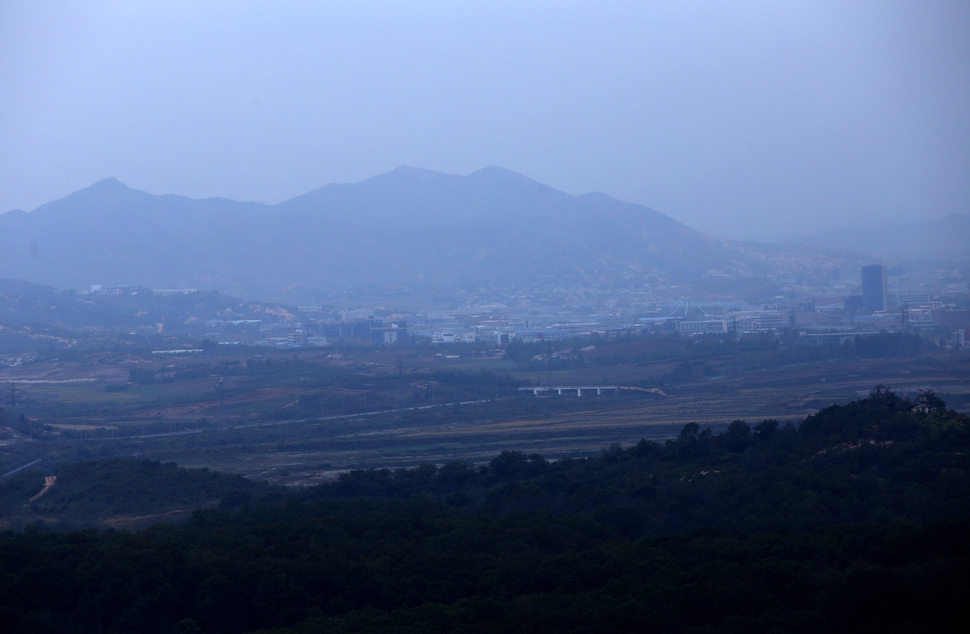 지난 10일 오후 경기도 파주시 도라전망대에서 바라본 북한 개성공단 모습.