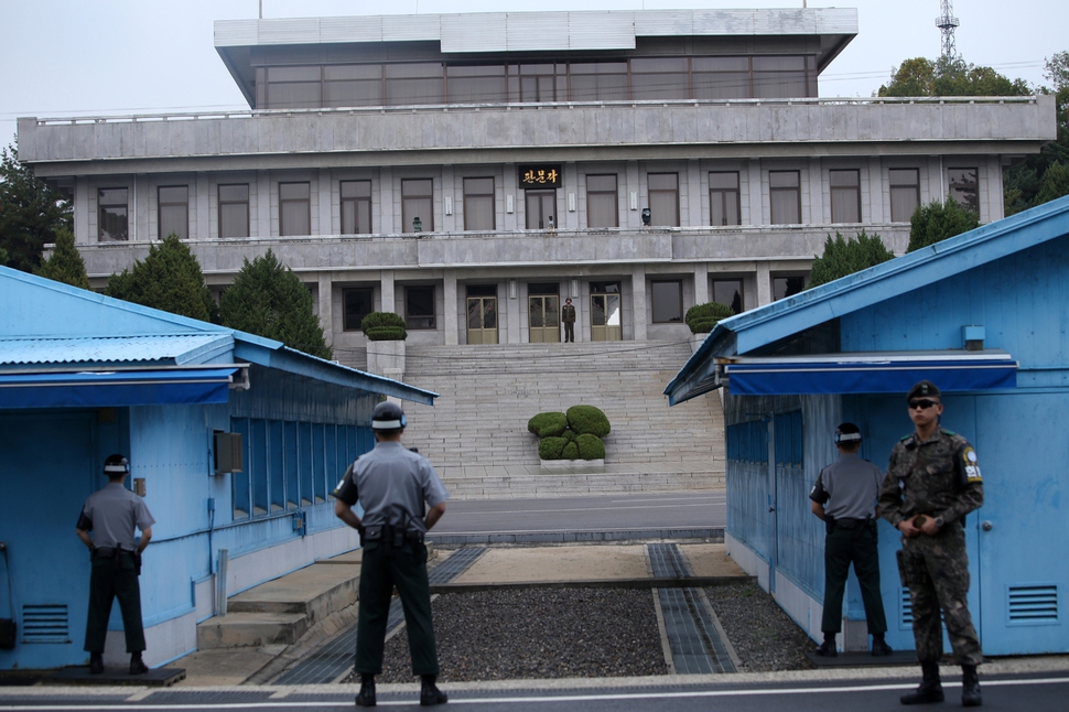 지난 10일 오후 판문점 공동경비구역(JSA)에서 남북한 군인들이 부동자세로 마주 보며 대치하고 있다.  박경만 기자