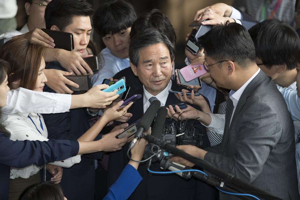 분식회계·배임·채용비리 등의 혐의를 받고 있는 하성용 한국항공우주산업(카이·KAI) 전 대표가 지난달 19일 오전 검찰 조사를 받기 위해 서울 서초구 서울중앙지검 안으로 들어가고 있다. 김성광 기자 flysg2@hani.co.kr