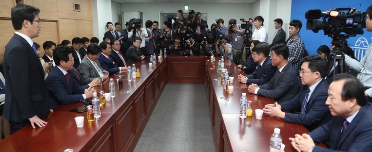 보수우파 통합추진위원회 구성을 추진하고 있는 자유한국당과 바른정당 3선 이상 의원들이 11일 오후 국회 의원회관에서 만났다. 김영우 바른정당 의원(맨왼쪽)이 인사말을 하고 있다. 이정우 선임기자 woo@hani.co.kr