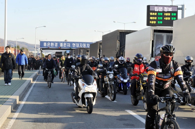 현대차 울산공장 직원들이 퇴근하는 모습. <한겨레> 자료사진