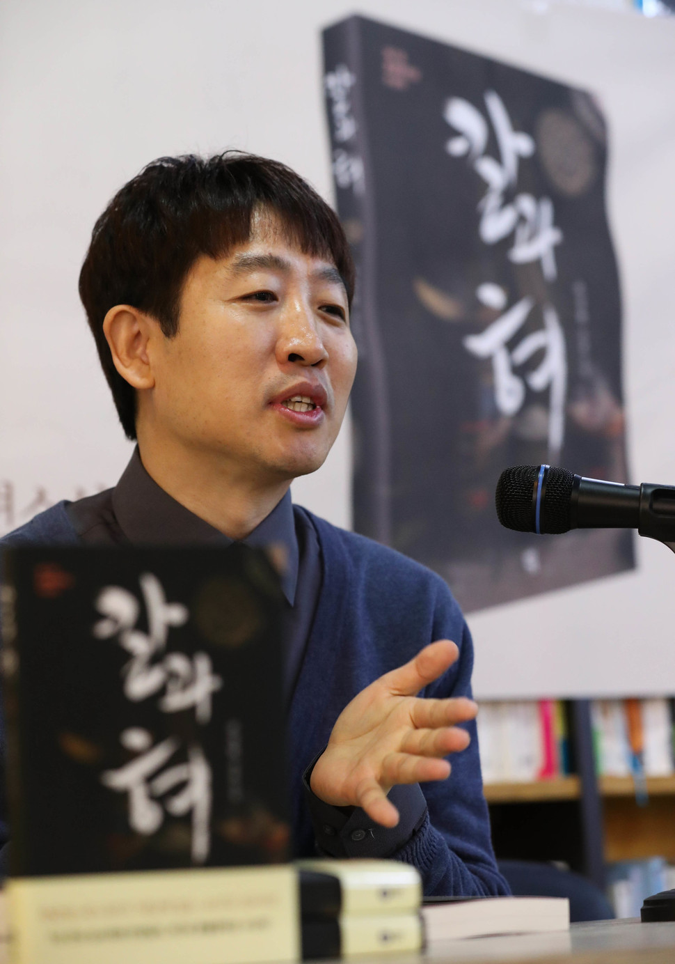 장편소설 <칼과 혀>로 제7회 혼불문학상을 수상한 소설가 권정현씨가 11일 오전 서울 마포구 서교동 한 카페에서 기자간담회를 열어 수상 소감 등을 이야기하고 있다. 김정효 기자 hyopd@hani.co.kr