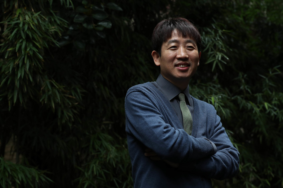 장편소설 <칼과 혀>로 제7회 혼불문학상을 수상한 작가 권정현. “충북 청원 고향 마을의 씨족 사회를 배경 삼아 전근대와 근현대의 접점을 그린 대하소설을 필생의 작업으로 쓰고 있다”고 밝혔다. 김정효 기자 hyopd@hani.co.kr