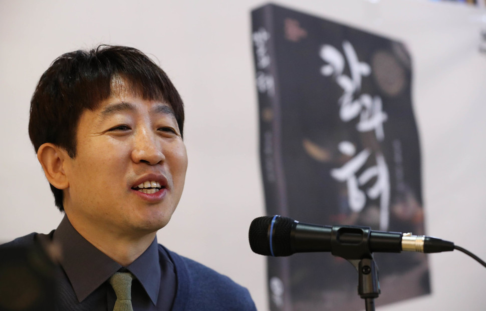 장편소설 <칼과 혀>로 제7회 혼불문학상을 수상한 소설가 권정현씨가 11일 오전 서울 마포구 서교동 한 카페에서 기자간담회를 열어 수상 소감 등을 이야기하고 있다. 김정효 기자 hyopd@hani.co.kr