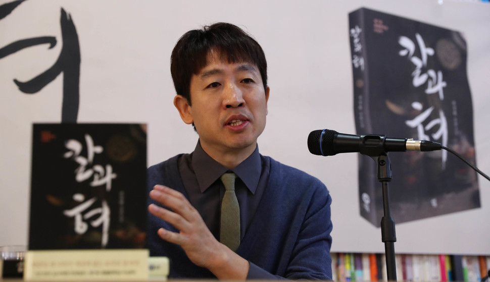 장편소설 <칼과 혀>로 제7회 혼불문학상을 수상한 소설가 권정현씨가 11일 오전 서울 마포구 서교동 한 카페에서 기자간담회를 열어 수상 소감 등을 이야기하고 있다. 김정효 기자 hyopd@hani.co.kr