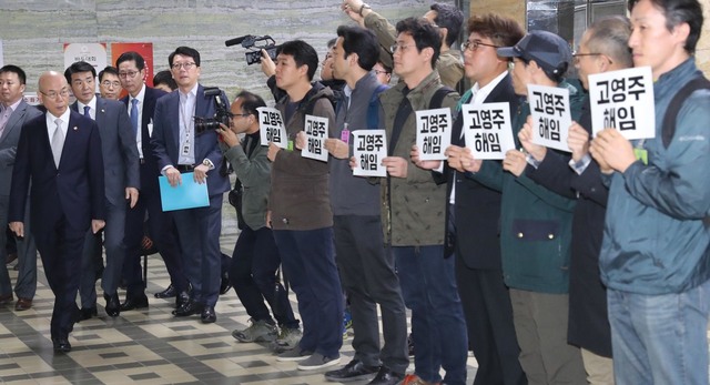 이효성 방송통신위원장이 13일 오전 방송통신위원회 국정감사가 열린 국회 과학기술정보방송통신위원회 앞에서 고영주 방송문화진흥회 이사장 해임을 촉구하는 <문화방송>(MBC) 노조원 앞을 지나고 있다. 강창광 기자 chang@hani.co.kr