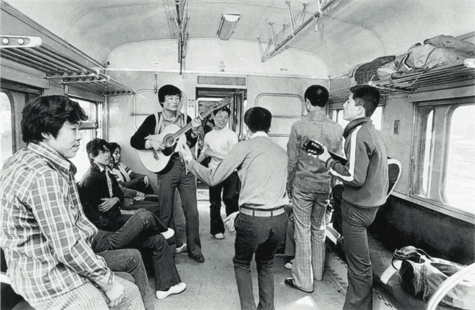 1970년대 청년문화는 대학생들이 방향을 잡았으나, 고교생과 이때부터 크게 늘어난 재수생들이 토대를 이뤘다. 종로 등 4대문 안에 밀집한 고교와 재수 학원을 중심으로 70년대 청년들은 종로와 광화문 일대로 모여들었으며, 포크송과 고고 리듬의 음악을 주로 즐겼다. 사진은 1975년 4월 경기도 일영과 장흥 등 서울 외곽을 연결하는 교외선 기차 안에서 통기타를 치면서 노래와 춤을 추고 있는 청년들의 모습. <사진으로 보는 서울 5>