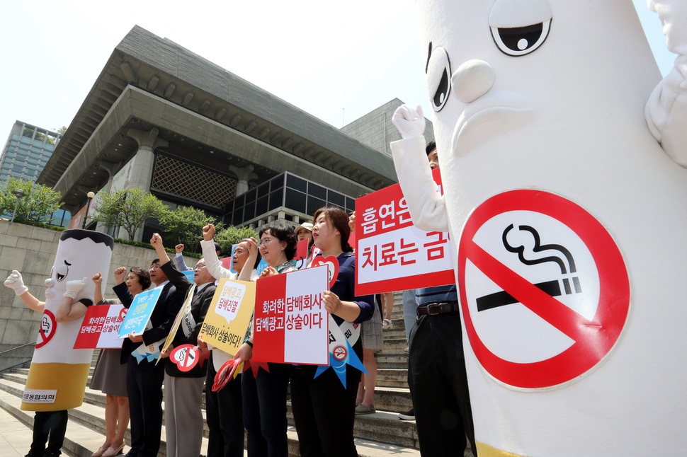 계획을 세우고도 정작 실행에 실패하는 대표적인 사례 중 하나가 금연이다. 리처드 세일러 교수의 이론에 따르면, ‘계획자’의 입장에선 합리적으로 행동하지만, 정작 ‘실행자’의 입장이 되면 눈앞의 이득과 손실이 크게 보이기 때문에 이런 일이 빈번하게 발생한다. 사진은 ‘세계 금연의 날’을 맞은 2016년 5월31일 한국금연운동협의회 회원들이 서울 세종문화회관 앞에서 금연 캠페인을 벌이는 모습. 김태형 기자 xogud555@hani.co.kr