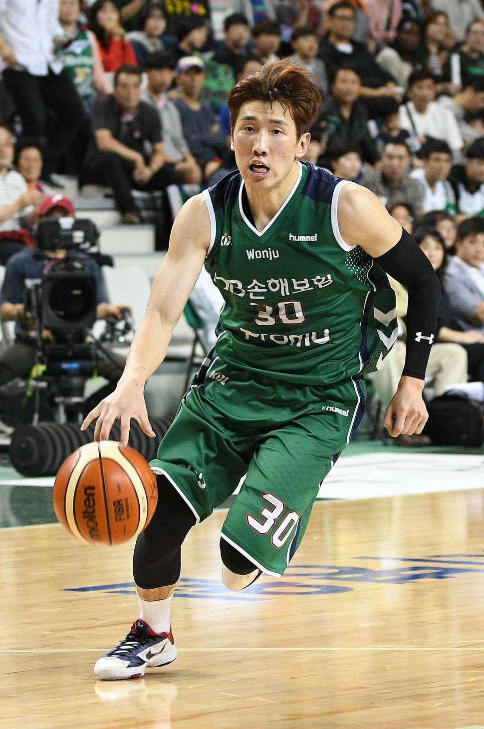 원주 디비(DB) 두경민(20점)이 15일 강원도 원주종합체육관에서 열린 활약으로 이번 시즌 강력한 우승후보로 꼽히는 전주 케이씨씨(KCC)를 물리쳤다.