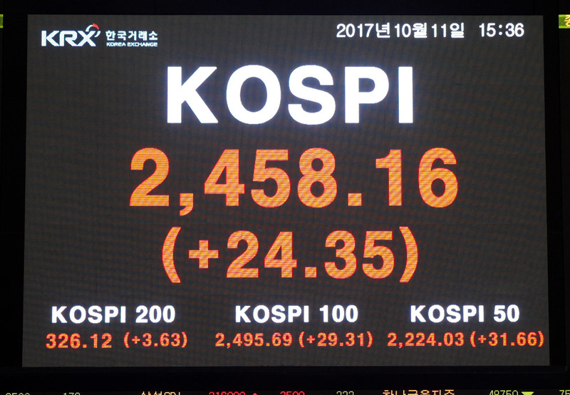 코스피가 다시 사상 최고치 행진을 벌이고 있지만 종목별 주가 양극화로 투자자들의 체감 온도는 싸늘하기만 하다. 한국거래소 제공