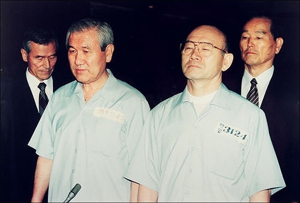 1996년 8월26일 수의를 입고 선고 공판을 기다리는 두 전직 대통령 전두환과 노태우. 사진공동취재단